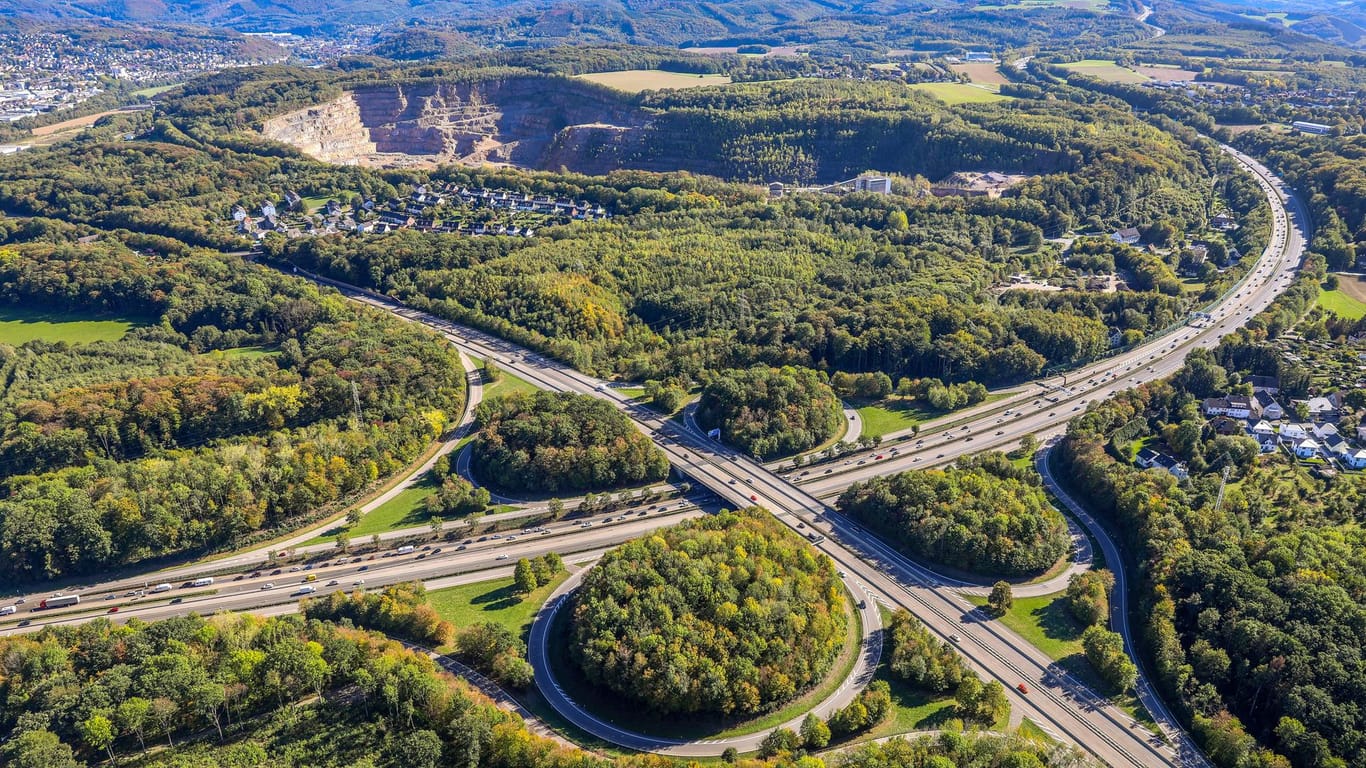 Luftbild vom Kreuz Hagen mit der Autobahn A45 und A46: Ein Teil der A46 ist am Mittwoch wegen eines Bombenfunds gesperrt worden.