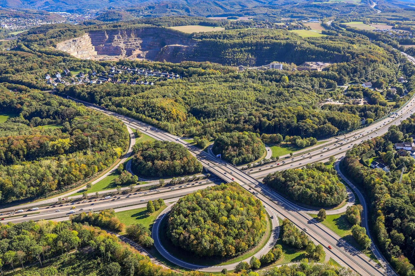 Luftbild vom Kreuz Hagen mit der Autobahn A45 und A46: Ein Teil der A46 ist am Mittwoch wegen eines Bombenfunds gesperrt worden.