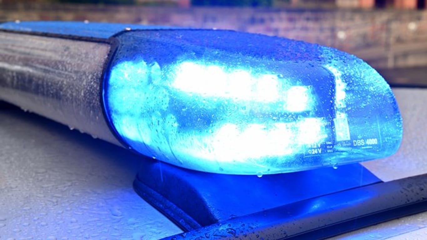 Ein Streifenwagen mit eingeschaltetem Blaulicht: In Nordrhein-Westfalen ist ein weiterer Missbrauchsfall bekannt geworden.