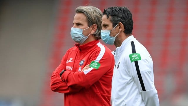Spieler, Trainer und Schiedsrichter am Spielfeldrand müssen keinen Mund-Nasen-Schutz mehr tragen. Spieler, Trainer und Schiedsrichter am Spielfeldrand müssen keinen Mund-Nasen-Schutz mehr tragen.