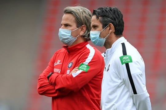 Spieler, Trainer und Schiedsrichter am Spielfeldrand müssen keinen Mund-Nasen-Schutz mehr tragen.