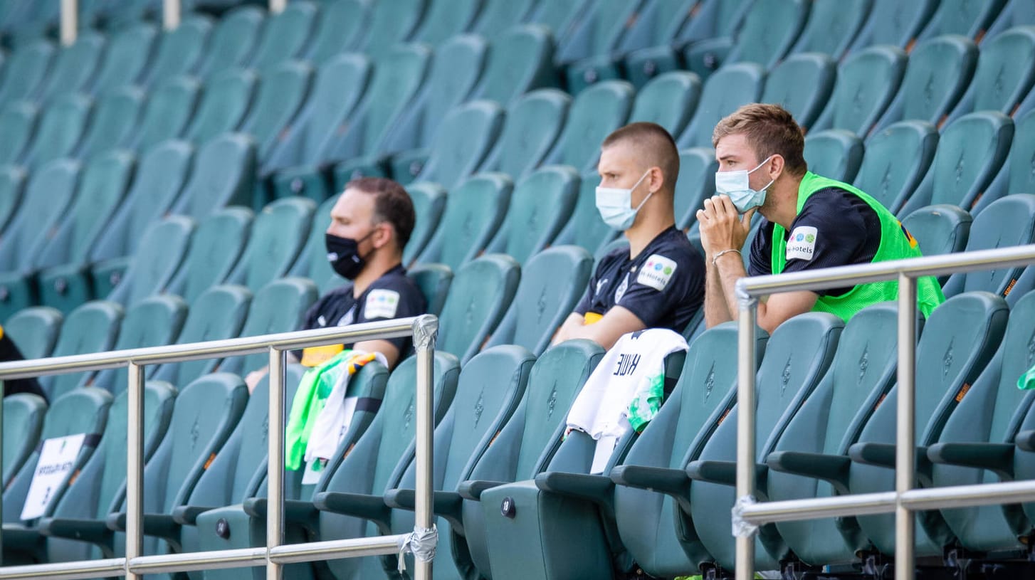 Spieler von Borussia Mönchengladbach auf der Tribüne: DFB und DFL haben die strengen Corona-Regeln gelockert. Spieler von Borussia Mönchengladbach auf der Tribüne: DFB und DFL haben die strengen Corona-Regeln gelockert.