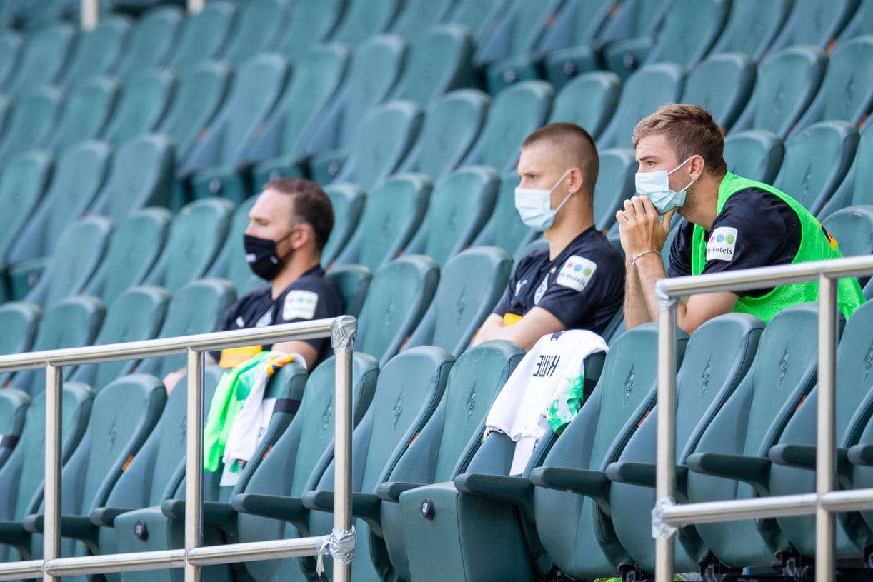 Spieler von Borussia Mönchengladbach auf der Tribüne: DFB und DFL haben die strengen Corona-Regeln gelockert.