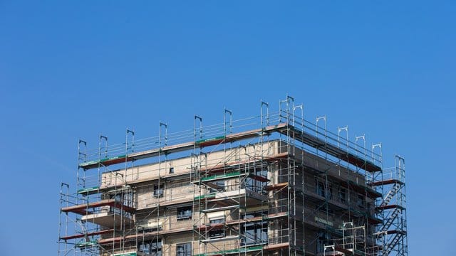 Gerüste stehen an einem Haus, in dem Wohnungen gebaut werden: In Berlin sind im Jahr 2019 weniger Sozialwohnungen, die neu gebaut wurden, gefördert worden.