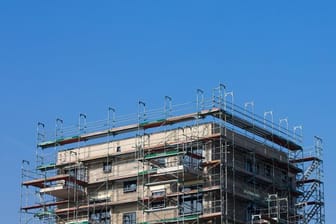 Gerüste stehen an einem Haus, in dem Wohnungen gebaut werden: In Berlin sind im Jahr 2019 weniger Sozialwohnungen, die neu gebaut wurden, gefördert worden.
