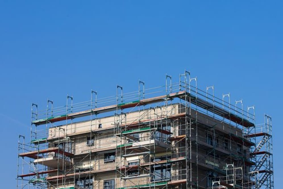 Gerüste stehen an einem Haus, in dem Wohnungen gebaut werden: In Berlin sind im Jahr 2019 weniger Sozialwohnungen, die neu gebaut wurden, gefördert worden.