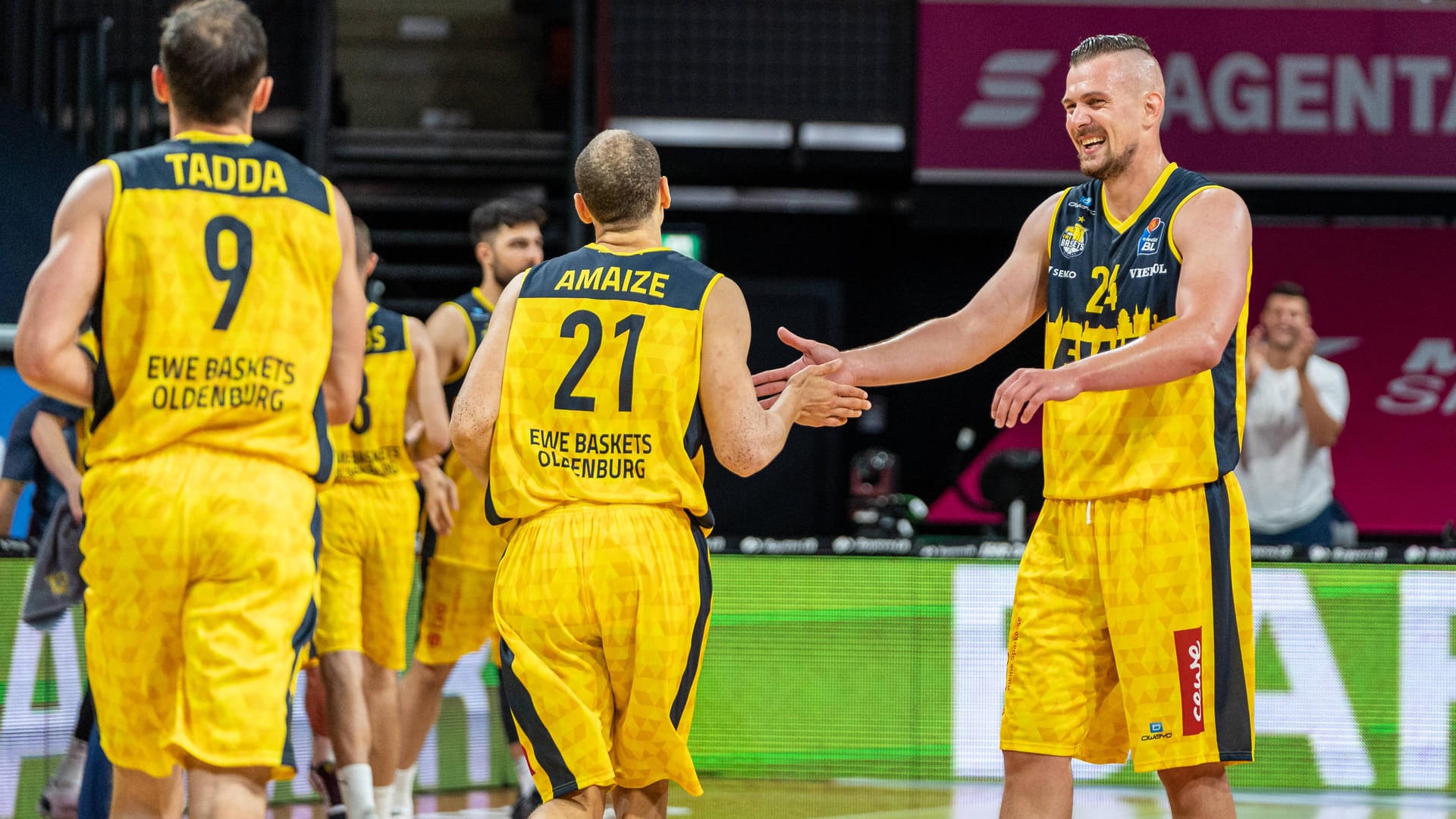 Beim Sieg gegen Göttingen: Die Oldenburger Basketballer Rasid Mahalbasic (M.) und Robin Amaize klatschen sich ab.