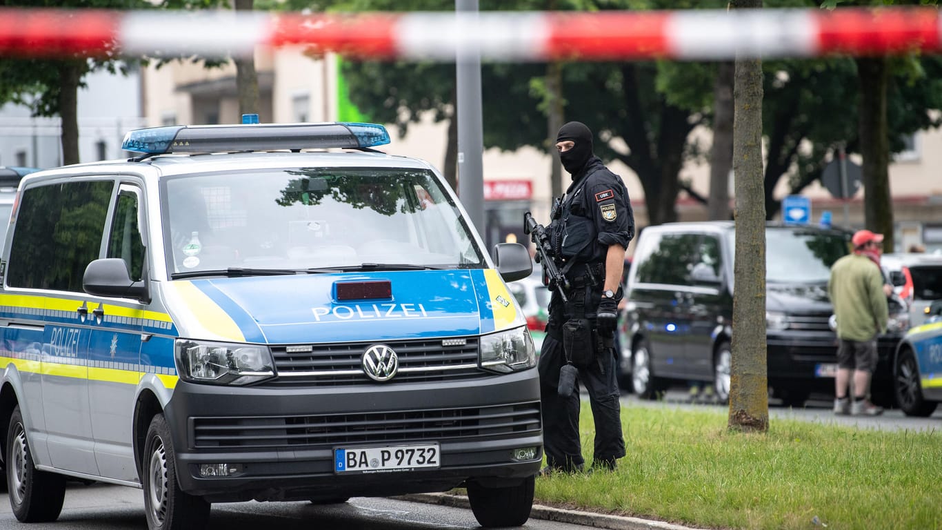 Polizist mit Maschinenpistole in der Nähe des Tatorts in München: Drei Personen mussten nach der Attacke ins Krankenhaus.