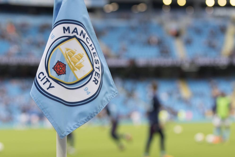 Das Emblem von Manchester City (Symbolbild): Nach dem Einspruch Man-Citys gegen die zweijährige Europapokalsperre wird das Urteil des Internationalen Sportgerichtshofs erst im Juli erwartet.