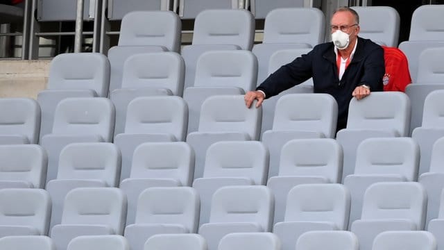 Karl-Heinz Rummenigge (l), Vorstandschef der FC Bayern München AG, sitzt auf der leeren Tribüne. Karl-Heinz Rummenigge (l), Vorstandschef der FC Bayern München AG, sitzt auf der leeren Tribüne.