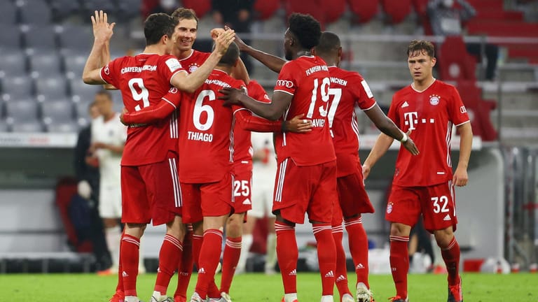 Die Spieler des FC Bayern feiern den Sieg über die Eintracht: Nach einem vor allem in der zweiten Halbzeit packenden Pokalfight ziehen die Münchner ins Endspiel in Berlin ein.