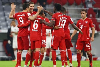 Die Spieler des FC Bayern feiern den Sieg über die Eintracht: Nach einem vor allem in der zweiten Halbzeit packenden Pokalfight ziehen die Münchner ins Endspiel in Berlin ein.