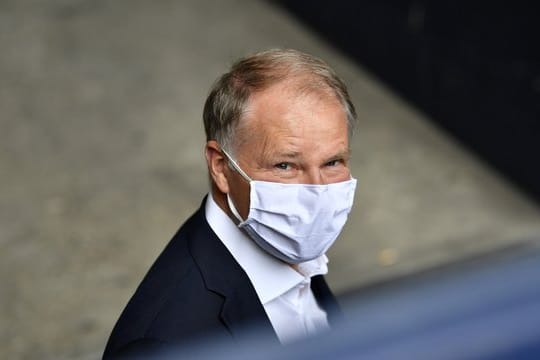 Stefan Reuter, Manager vom FC Augsburg, kommt mit medizinischem Mundschutz zum Spiel.