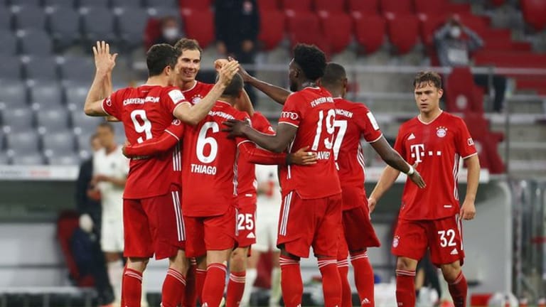 Robert Lewandowski (l) feiert mit seinen Mannschaftskollegen sein Tor zum 2:1-Sieg gegen Eintracht Frankfurt.