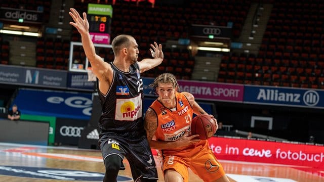 Dylan Osetkowski (r) von ratiopharm Ulm versucht am Crailsheimer Dejan Kovacevic vorbeizukommen. Dylan Osetkowski (r) von ratiopharm Ulm versucht am Crailsheimer Dejan Kovacevic vorbeizukommen.