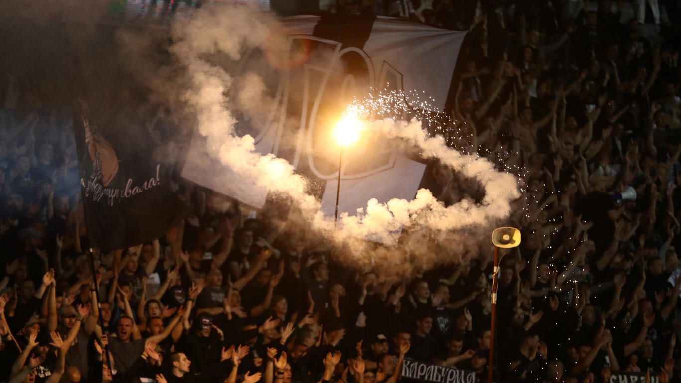 Zuschauer im Partizan-Stadion in Serbien: Das Derby zwischen Partizan und Roter Stern Belgrad lockte rund 25.000 Fans an.