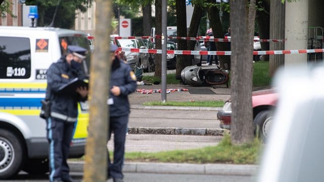 Etliche Dosen und ein umgekippter Roller liegen an der Stelle, an der ein Fahrzeug in eine Gruppe von Menschen gefahren ist. Etliche Dosen und ein umgekippter Roller liegen an der Stelle, an der ein Fahrzeug in eine Gruppe von Menschen gefahren ist.