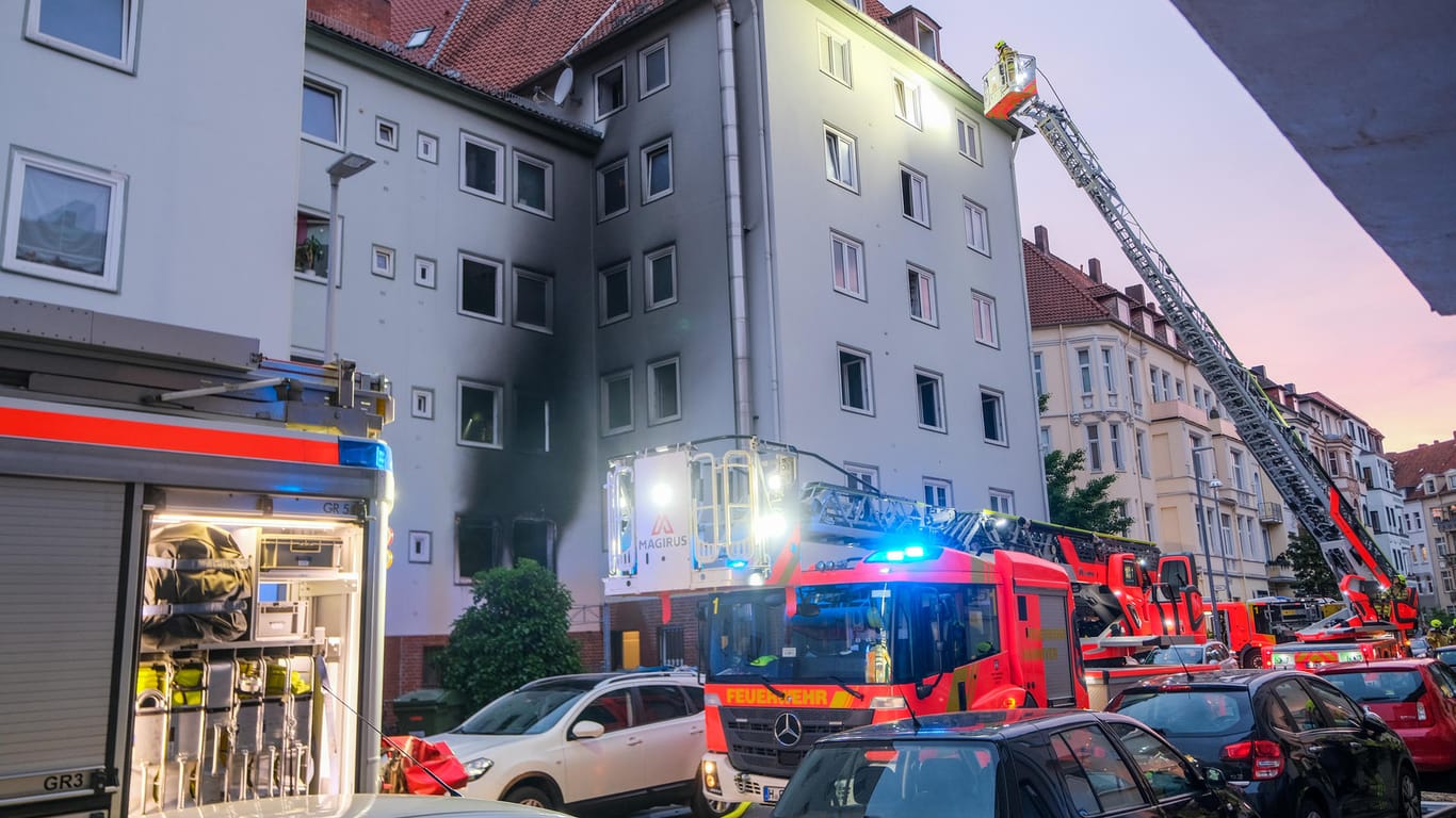 Hannover: Einsatzkräfte der Feuerwehr kontrollieren ein Mehrfamilienhaus nach der Explosion einer Wohnung.