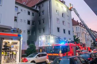 Hannover: Einsatzkräfte der Feuerwehr kontrollieren ein Mehrfamilienhaus nach der Explosion einer Wohnung.