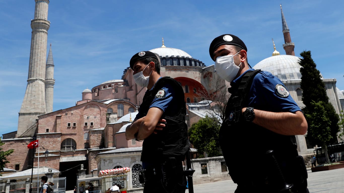 Polizisten stehen vor der Hagia Sofia in Istanbul: Im Zuge der Corona-Krise in der Türkei sind viele öffentliche Plätze touristenleer.
