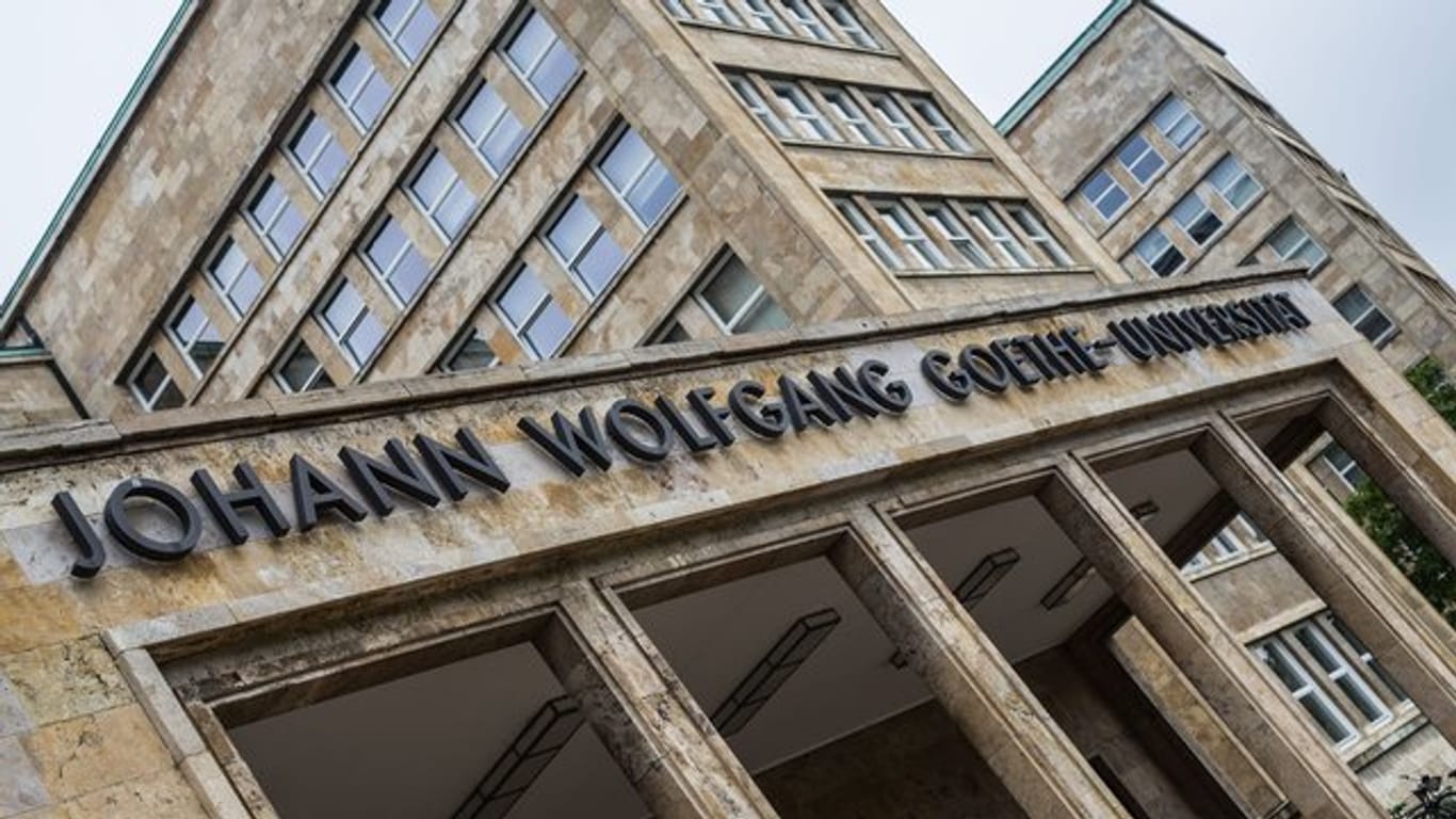 Der Schriftzug "Johann Wolfgang Goethe-Universität" ist auf dem Campus Westend über dem Eingang zum Hauptgebäude zu lesen: Die Hochschule soll in den kommenden Jahren wachsen.