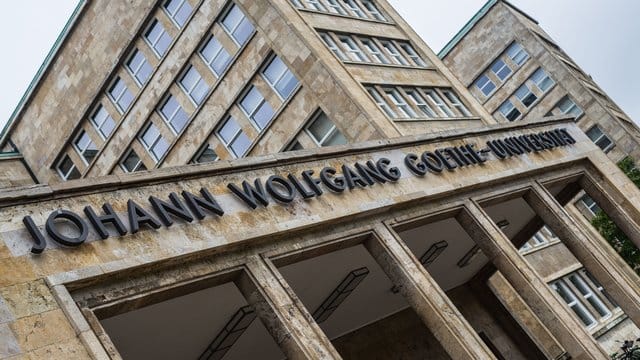 Der Schriftzug "Johann Wolfgang Goethe-Universität" ist auf dem Campus Westend über dem Eingang zum Hauptgebäude zu lesen: Die Hochschule soll in den kommenden Jahren wachsen. Der Schriftzug "Johann Wolfgang Goethe-Universität" ist auf dem Campus Westend über dem Eingang zum Hauptgebäude zu lesen: Die Hochschule soll in den kommenden Jahren wachsen.