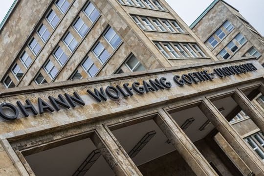 Der Schriftzug "Johann Wolfgang Goethe-Universität" ist auf dem Campus Westend über dem Eingang zum Hauptgebäude zu lesen: Die Hochschule soll in den kommenden Jahren wachsen.