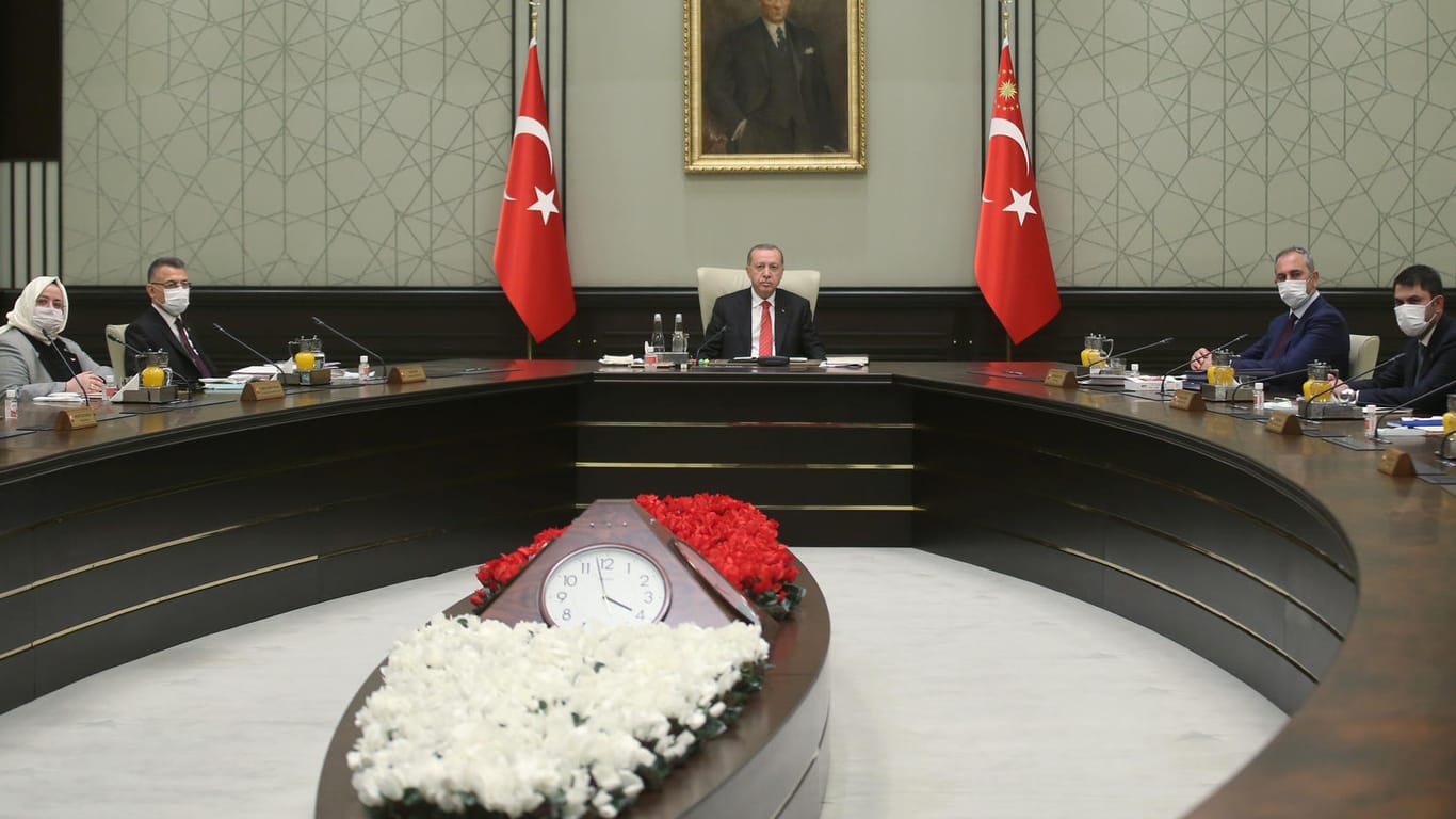 Kabinettssitzung in der Türkei: Alle tragen Maske, nur Erdogan nicht.