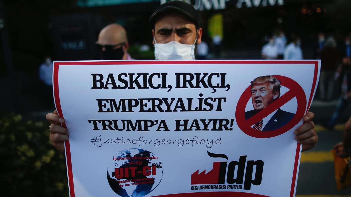 Nach dem Mord an George Floyd in den USA protestieren auch Menschen in der Türkei gegen Rassismus, Polizeigewalt und US-Präsident Donald Trump.