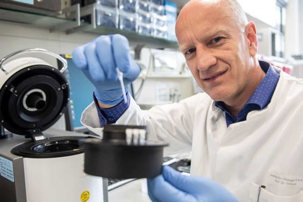 Ulf Dittmer, Leiter des Instituts für Virologie der Universitätsklinik, arbeitet in einem Labor an der sogenannten PCR-Maschine.