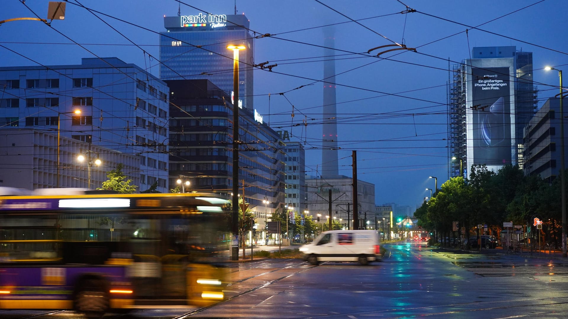 Der Fernsehturm ist aufgrund tief hängender Regenwolken am frühen Donnerstagmorgen kaum sichtbar: Im Laufe des Tages soll es freundlicher werden.