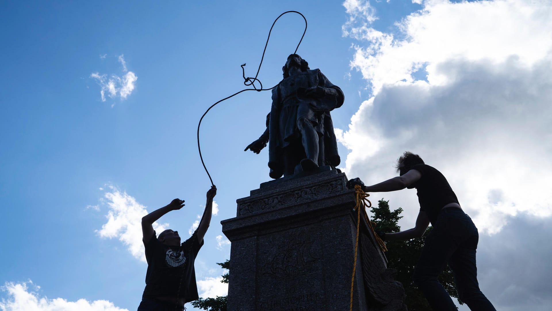 Zwei Männer in St. Paul (Minnesota) befestigen ein Seil um den Hals einer Statue von Christopher Kolumbus: Der gewaltsame Tod von George Floyd hat eine Welle des Protests angestoßen.