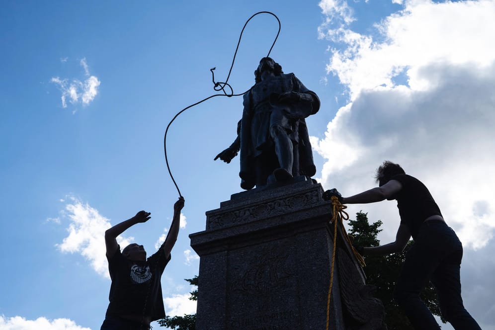 Zwei Männer in St. Paul (Minnesota) befestigen ein Seil um den Hals einer Statue von Christopher Kolumbus: Der gewaltsame Tod von George Floyd hat eine Welle des Protests angestoßen.