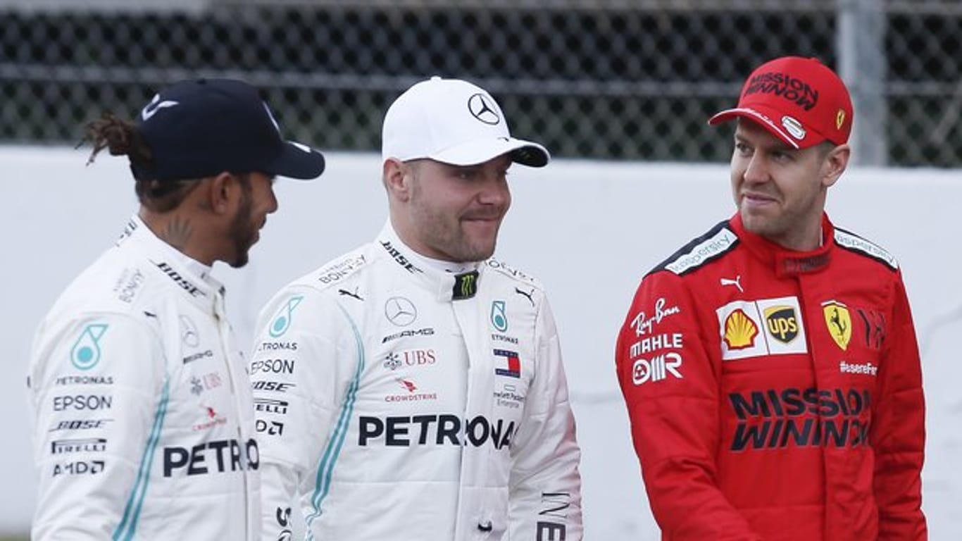 Die Stars der Formel 1: Die Mercedes-Fahrer Lewis Hamilton (l) und Valtteri Bottas (M) sowie Ferarri-Pilot Sebastian Vettel.