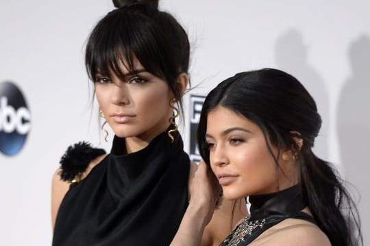 Die Promi-Schwestern Kendall (l) und Kylie Jenner.