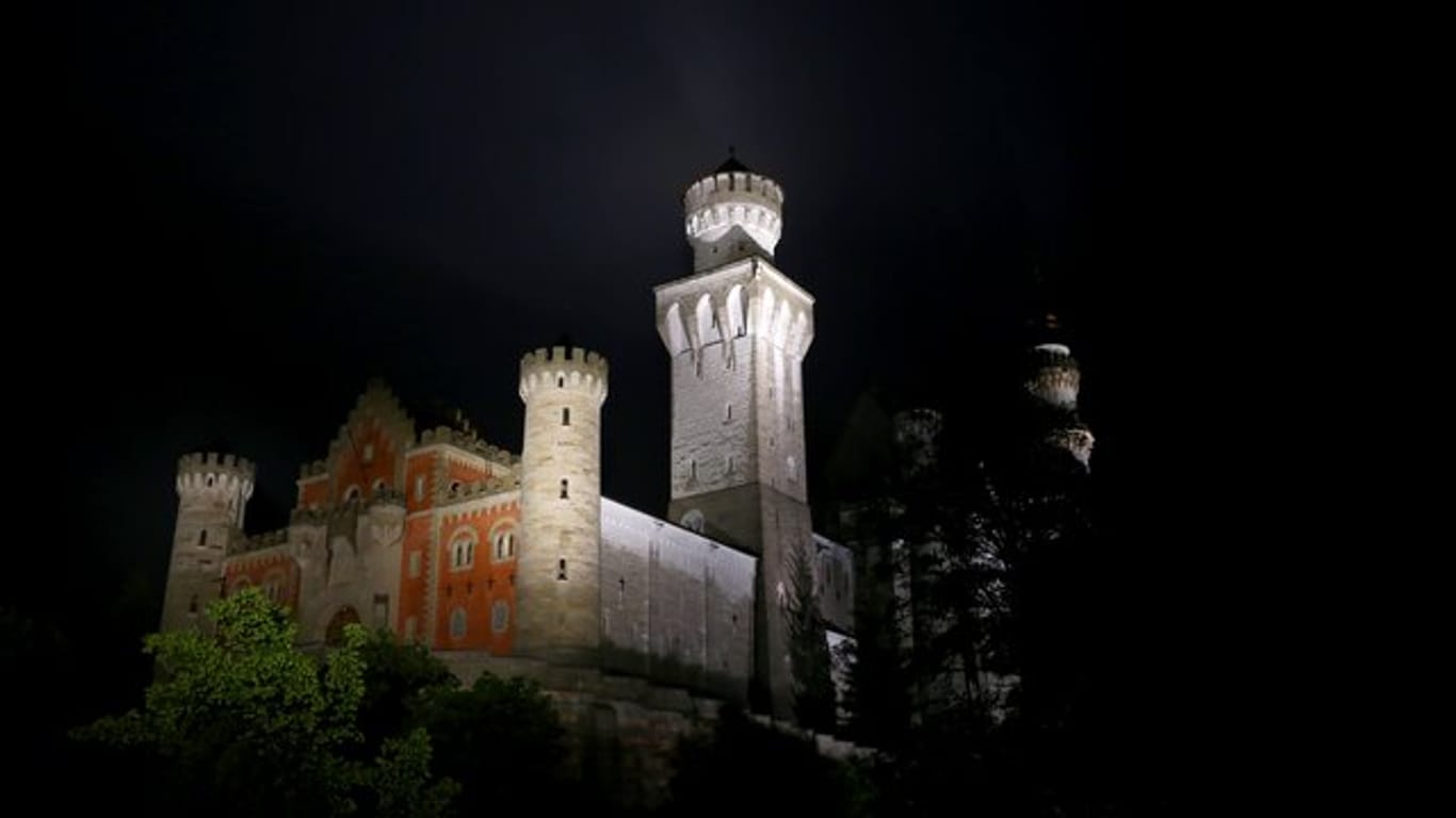 Das Schloss Neuschwanstein im strömenden Regen.