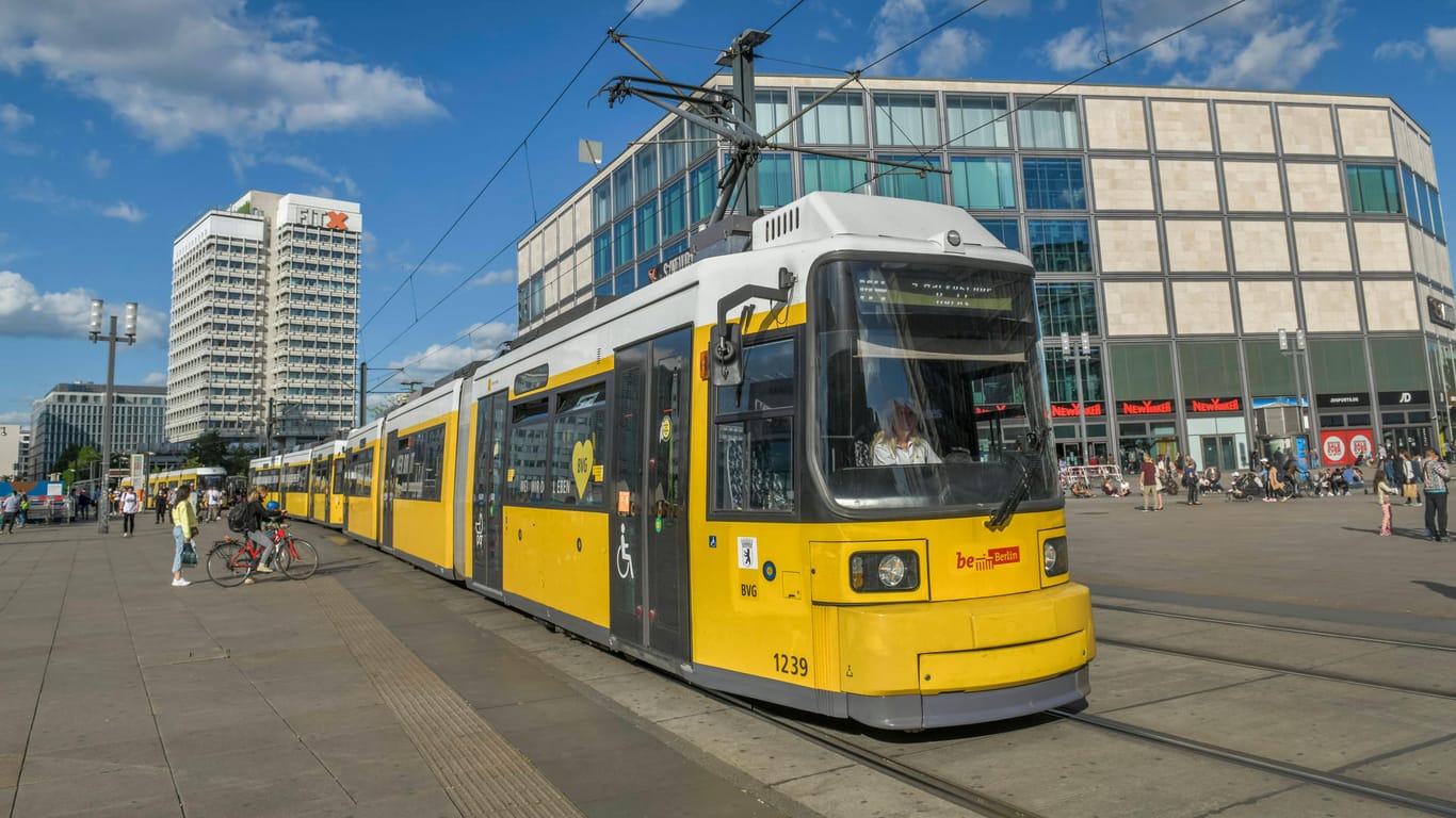 Eine Tram fährt am Alexanderplatz (Symbolbild): In Berlin ist ein verpflichtendes Ticket für alle Berliner in Überlegung.