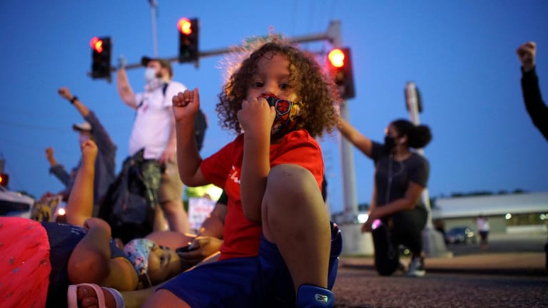 Ein Kind hebt seine Hand zum Protest gegen den gewaltsamen Tod des Afroamerikaners George Floyd (US-Bundesstaat Missouri): Ein Polizist hatte fast neun Minuten auf dem Nacken Floyds gekniet und ihm die Luft abgeschnürt.