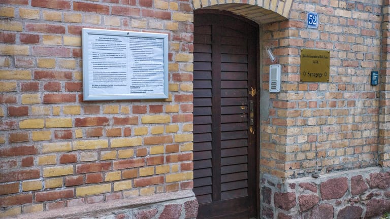 Tür der Synagoge in Halle (Saale): Der rechtsextreme Attentäter Stephan B. hatte am Jom-Kippur-Tag 2019 versucht, in das Gotteshaus einzudringen und zahlreiche Menschen zu töten.