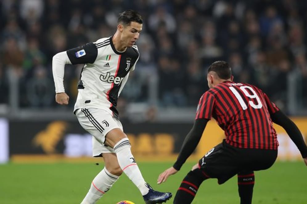 Cristiano Ronaldo (l) trifft im Pokal-Halbfinale mit Juve auf Theo Hernandez und de AC Mailand.