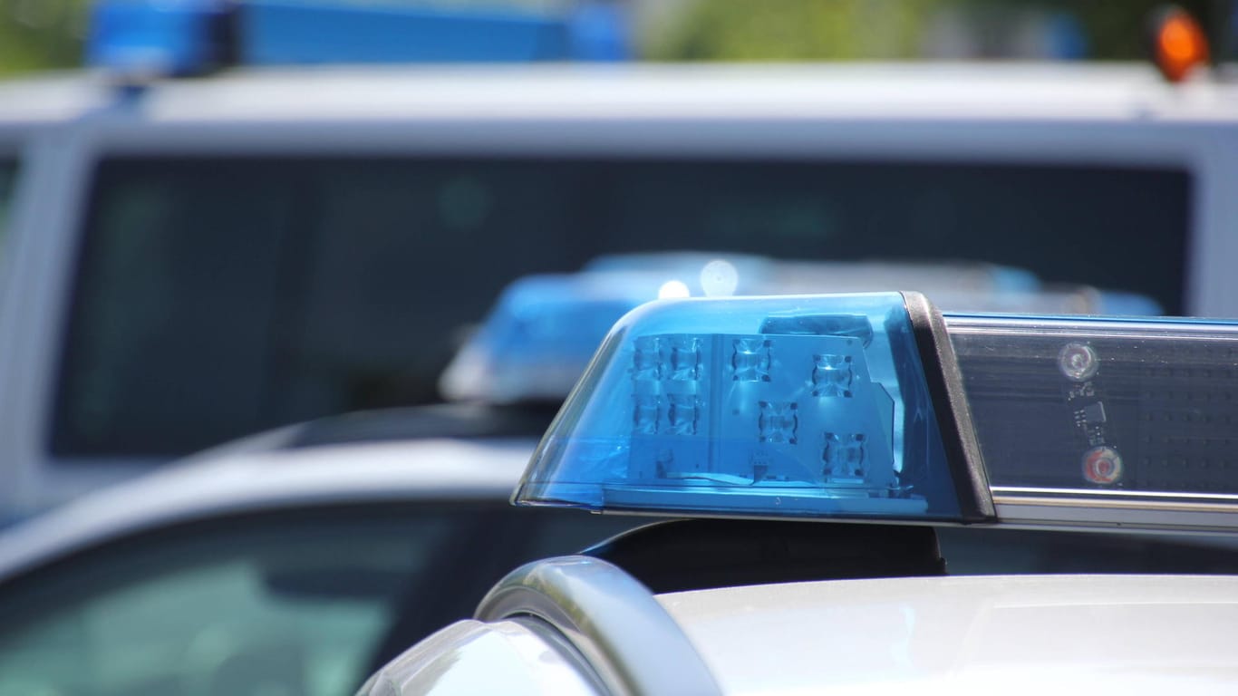 Blaulicht auf Streifenwagen: Die Polizei hat neue Erkenntnisse zu dem Mann, der tot auf einer Fahrbahn entdeckt worden ist.