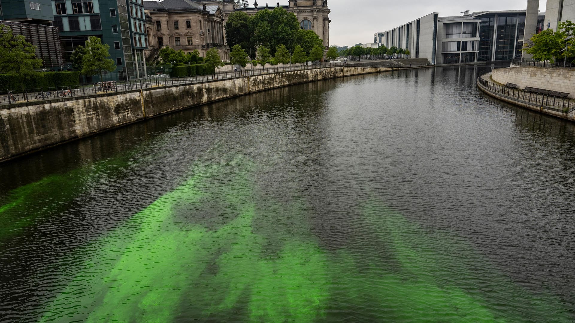 Klimaaaktivisten haben die Spree im Regierungsviertel grün gefärbt: Die Aktion "Kohle vergiftet" soll auf die Schäden der Kohleförderung für Mensch und Umwelt aufmerksam machen.