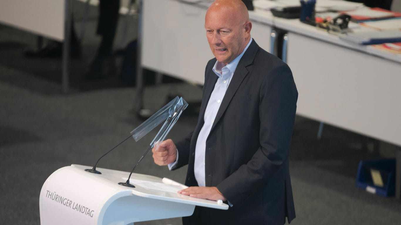 Thomas Kemmerich spricht im Thüringer Landtag: Sein Mandat im Erfurter Stadtrat muss der FDP-Politiker nun abgeben.