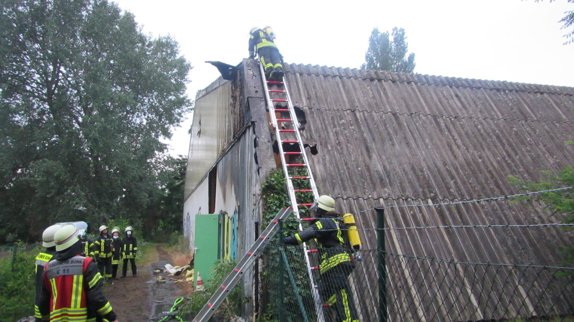 Feuerwehrkräfte im Einsatz: Die Flammen sind von einem Mofa auf die Tennishalle übergegriffen. Feuerwehrkräfte im Einsatz: Die Flammen sind von einem Mofa auf die Tennishalle übergegriffen.