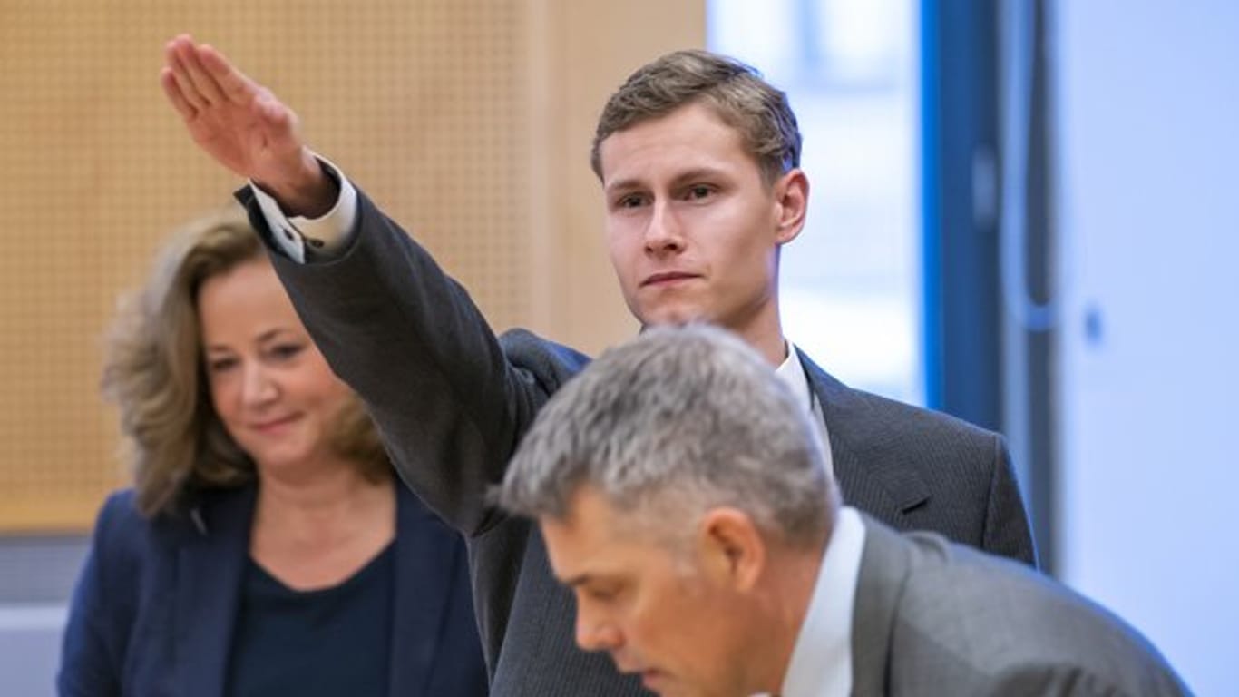 Der Angeklagte, der Anfang August 2019 in Norwegen seine Stiefschwester tötete und anschließend eine Moschee bei Oslo angriff, zwischen seinen Anwälten.
