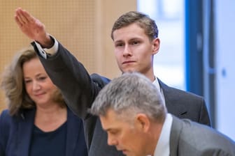Der Angeklagte, der Anfang August 2019 in Norwegen seine Stiefschwester tötete und anschließend eine Moschee bei Oslo angriff, zwischen seinen Anwälten.