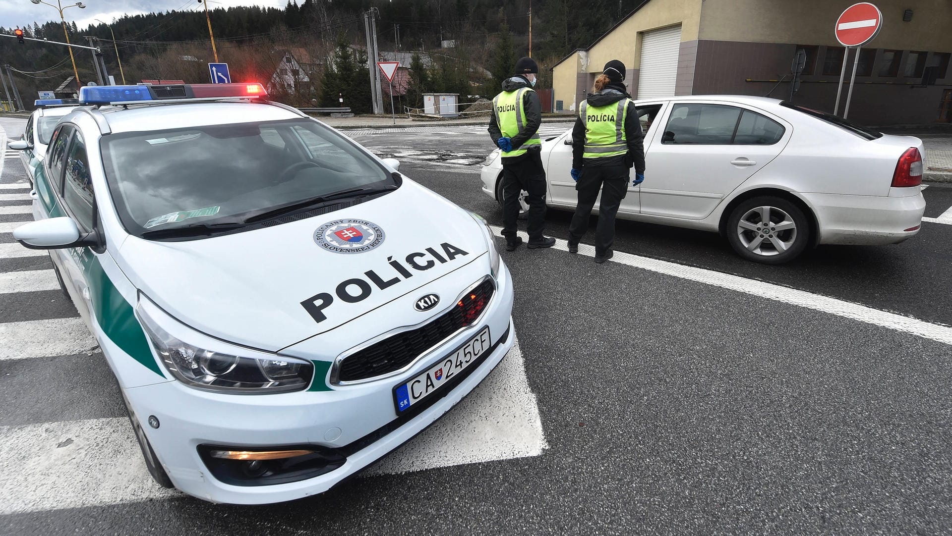 Einsatzwagen der slowakischen Polizei: In einer Grundschule verletzte ein Mann mit einem Messer mehrere Menschen, eine Frau starb. (Symbolbild)