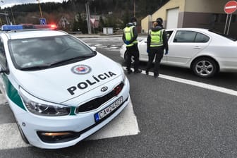 Einsatzwagen der slowakischen Polizei: In einer Grundschule verletzte ein Mann mit einem Messer mehrere Menschen, eine Frau starb. (Symbolbild)