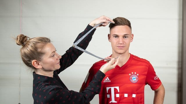 Vermessung für's Madame Tussauds: Bayern-Profi Joshua Kimmich. Vermessung für's Madame Tussauds: Bayern-Profi Joshua Kimmich.