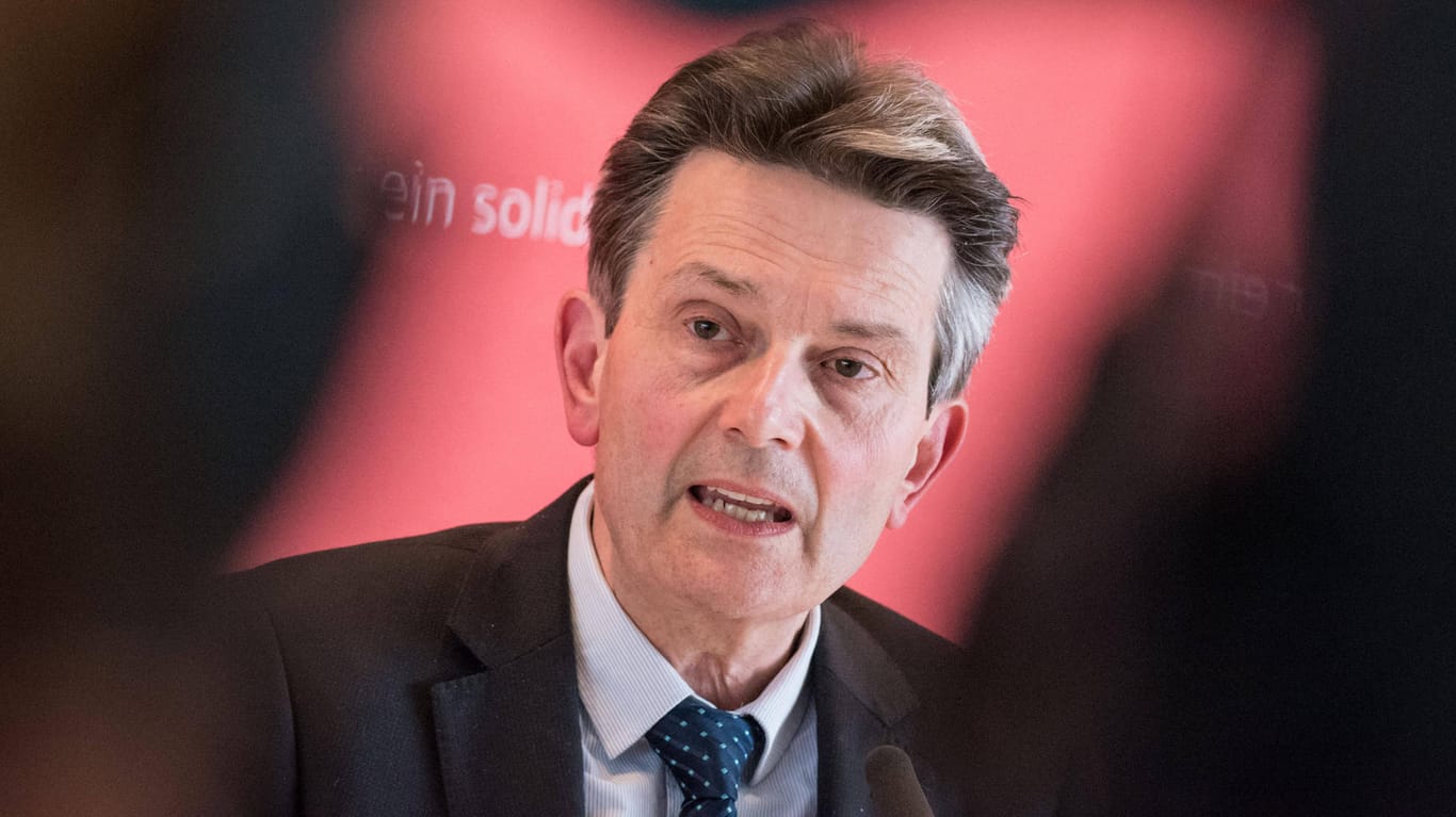 Rolf Mützenich: Der SPD-Fraktionschef verteidigt im Gespräch das Konjunkturpaket und seinen Vorstoß zur atomaren Abrüstung.
